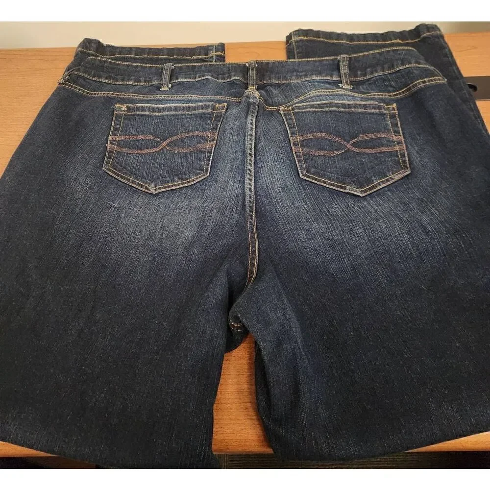 Torrid 24 slimming boot blue denim jeans. Measures approx 46 waist x 31 inseam x